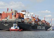 033_8026_0509 Das Containerschiff NYK Vesta hat eine Breite von 45,60m und eine Länge von 338m. Mit 8600 TEU voll beladen hat das Frachtschiff einen Tiefgang von 14,50m und kann bei einer Maschinenleistung von ca. 87000 PS 24,5 kt fahren. ©www.hamburg-fotos.org