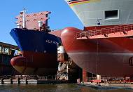 25_x9836 Zwei Containerfrachter liegen im Trockendock der Werft am Reiherstieg. Der Wulstbug ist der markante Vorbau am Unterwasserbug, der den Wasserwiderstand verringern soll und das Schiff nicht mehr so stark in die Wellen eintauchen lässt.