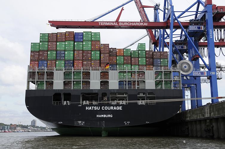 11_21426 Das hoch beladene Heck des Containerfrachters HATSU COURAGE am Athabaskakai des Terminals Burchardkai. Der Heimathafen des Frachtschiffs ist Hamburg. Der Containerfrachter Hatsu Courage ist 334,00 m lang und 42,80m breit, es fhrt 25 Knoten / kn. Der Frachter lief 2005 vom Stapel und hat bei einem Tiefgang von 14,50 m eine gross tonnage von 90449 und eine nett tonnage von 55452 und kann 8073 Standartcontainern / TEU Ladung an Bord nehmen.  www.bildarchiv-hamburg.de