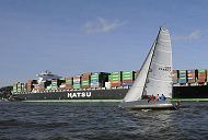 11_21420 Der Containerriese HATSU COURAGE hat Hamburg - Blankenese passiert und fährt auf der Elbe Richtung Hamburger Hafen. Eine Segelyacht fährt im Vordergrund hart am Wind. Das Containerschiff Hatsu Courage ist 334,00 m lang und 42,80m breit, es fährt 25 Knoten / kn - der Frachter lief 2005 vom Stapel. Bei einem Tiefgang von 14,50 m und einer gross tonnage von 90449 (nett tonnage von 55452) kann er 8073 Standartcontainern / TEU Ladung an Bord nehmen.  ©www.bildarchiv-hamburg.de