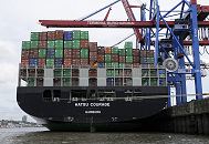 11_21426 Das hoch beladene Heck des Containerfrachters HATSU COURAGE am Athabaskakai des Terminals Burchardkai. Der Heimathafen des Frachtschiffs ist Hamburg. Das Containerschiff Hatsu Courage ist 334,00 m lang und 42,80m breit, es fährt 25 Knoten / kn - der Frachter lief 2005 vom Stapel. Bei einem Tiefgang von 14,50 m und einer gross tonnage von 90449 (nett tonnage von 55452) kann er 8073 Standartcontainern / TEU Ladung an Bord nehmen. ©www.bildarchiv-hamburg.de