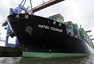 11_21427 Der Bug und die zwei Anker vom Containerschiff HATSU COURAGE am Athabaskakai vom Container  Terminal Burchardkai. Das Containerschiff Hatsu Courage ist 334,00 m lang und 42,80m breit, es fährt 25 Knoten / kn - der Frachter lief 2005 vom Stapel. Bei einem Tiefgang von 14,50 m und einer gross tonnage von 90449 (nett tonnage von 55452) kann er 8073 Standartcontainern / TEU Ladung an Bord nehmen.