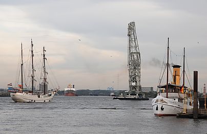 011_15092 - der Schwimmkran der HHLA auf der Elbe; re. das historische Dampfschiff Schaarhrn, in der Bildmitte liegt ein Frachtschiff auf Reede und lks. das Segelschiff Mare Frisium. 