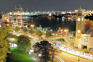 6785 Nachtaufnhame von den St. Pauli Landungsbrücken - Bilder aus der Hansestadt Hamburg.