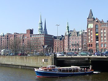 011_14088 - Blick auf die Speicherstadt; lks. im Vordergrund die St. Katharinenkiche dahinter der Turm der St. Nikolaikirche