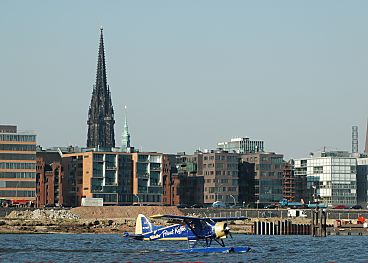 011_14100 -  ein Wasserflugzeug startet auf der Elbe; im Hintergrund die neue Architektur am Sandtorkai