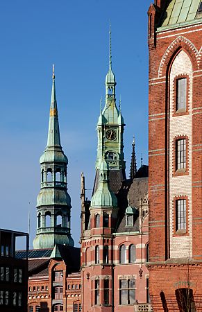 011_15814 - rechts die Giebeltrme vom "Rathaus der Speicherstadt" - lks. der Kirchturm der St. Katharinenkirche.