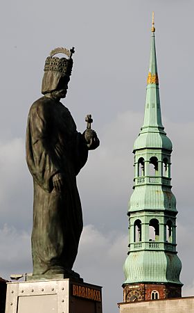 011_15815 - Wim Vordergrund die Portalfigur von Kaiser Barbarossa mit Krone und Reichsapfel auf der Brooksbrcke, dahinter die Katharinenkirche