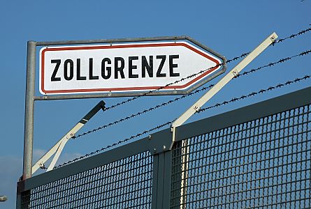 011_17369 - Hinweisschild "Zollgrenze" des Hamburger Freihafen auf dem hohen Drahtzaun, der oben mit Stacheldraht gesichert ist.