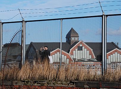 011_17392 - dein Tourist steht hinter dem Gitter des Zollzauns und fotografiert die grosse Baustelle der Hafencity - im Hintergrund das Gebude der Hamburger Deichtorhallen in denen u.a. das Haus der Fotografie untergebracht ist.