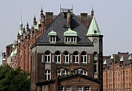 11_17545 Blick auf die Dächer und Kupfer-Giebel der historischen Speicherstadt Hamburg - der historische Lagerkomplex der Hamburger Gründerzeit ist eine Touristenattraktion und steht unter Denkmalschutz.