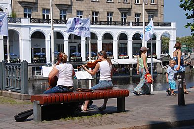 011_15642 - zwei Strassenmusikanntinnen spielen in der Sonne Geige mit Blick zu den Alsterarkaden. 
