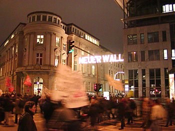 04_22729 - Blick zur Einkaufsstrasse Neuer Wall; im Vordergrund eine Demonstration und Transparente gegen Sozialabbau.