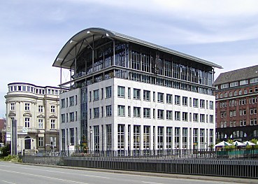 04_22730 - moderne Hamburger Architektur Ecke Neuer Wall; im Vordergrund Geländer der Brücke über den Alsterfleet.