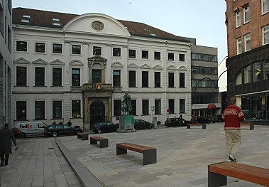 04_22733 - der neugestaltete Platz beim Bürgermeisterhaus und dem C. F. Petersen Denkmal (2006); Blick zum Goertz-Palais am Neuen Wall. 