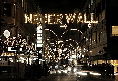 04_22751 - weihnachtliche Strassenbeleuchtung und Schriftzug Neuer Wall.