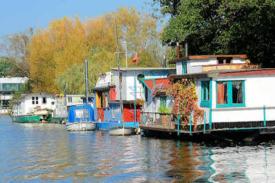 2595 Hausboote am Ufer der Doveelbe in Hamburg Allermöhe.