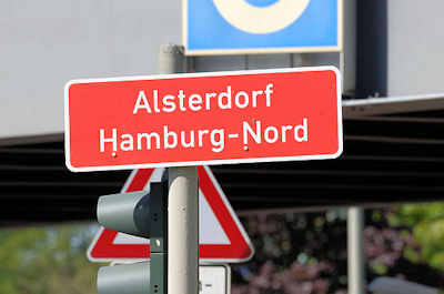 8327 Stadtteilschild rot mit weisser Schrift - Alsterdorf, Hamburg Nord.