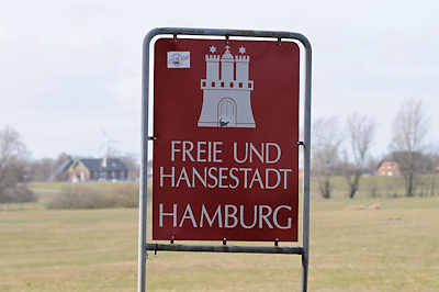 6791 Schild Freie und Hansestadt Hamburg, weisses Hamburger Wappen auf rotem Grund.