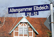 6777 Strassenschild Altengammer Elbdeich, Wohnhaus Klinker