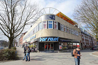 6491 Ehem. Kurbad an der Max Brauer Allee im Hamburger Stadtteil Altona-Nord; jetzt Bar Rossi - Gebäude mit gelben Ziegeln verblendet - runde Ecke.
