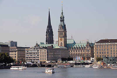 4200 Alsterschiffe auf der Binnenalster - Hamburg Panorama mit den beiden Türmen des Hamburger Rathauses und der Nikolaikirche.