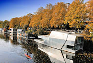 0033 Moderne Hausboote am Ufer des Eilbekkanals / Uferstrasse; Herbstbäume - Goldener Herbst, Indian Summer im Hamburger Stadtteil Barmbek Süd.