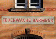 4664 Bilder aus den Hamburger Bezirken / Stadtteil Barmbek Süd. Historisches Gebäude der Alten Feuerwehr in der Bachstrasse. Ziegelarchitektur  / Backsteinarchitektur der Hansestat Hamburg.