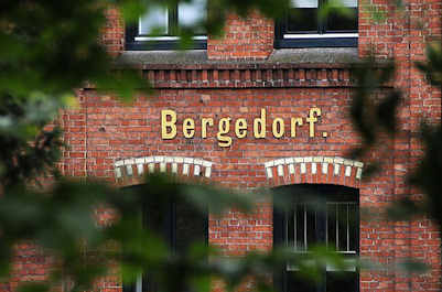 11_21529 An dem historischen Industriegebäude ist in goldenen Buchstaben der Name Bergedorfs zu erkennen. Über den Fenstern wird mit hellen Steinen ein Dekor erstellt, dass sich von der roten Backsteinfront abhebt.