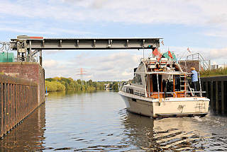 8557 Geöffnetes Schleusentor der Krapphofschleuse am Schleusengraben von Hamburg Bergedorf - ein Sportboot verlässt die Schleusenkammer und fährt in den Schleusengraben ein.