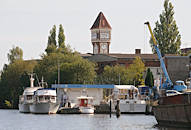 6854 Billbrookdeich - Schiffe am Ufer der Bille - Turm der Commentzwerke. Sportboothafen.
