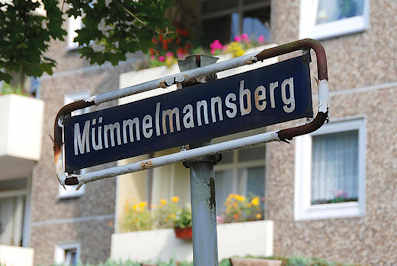 0062 Strassenschild Mümmelmannsberg in Hamburg Billstedt -  Balkons mit Blumen.
