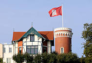 1672 Süllberg in Hamburg Blankenese - die Hamburg Fahne weht auf dem Turm über dem Hamburger Stadtteil.