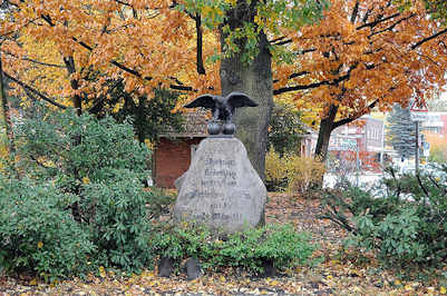 1404 Bramfelder Dorfplatz Denkmal Friedenseiche Findling.