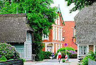 2896 Dorfstrasse in Hamburg Curslack - historische Häuser am Strassenrand; Fahrradfahrerin.