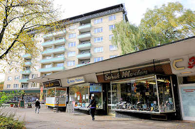 9493 Einzelhandel / Geschäfte Fassade im Stil der 1950er / 1960er Jahre; Ladenzeile in Hamburg Dulsberg.