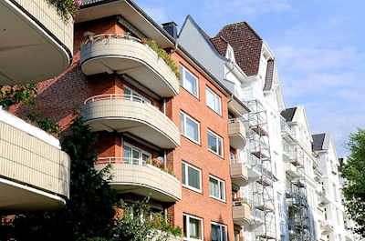 8045 Abgerundete Balkons mit gelben Ziegeln verkleidet - Architektur der 1960er Jahre - weisse Gründerzeitarchitektur  im Hamburger Stadtteil Eimsbüttel.