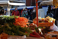 X33243 Gemüsestand auf dem Eimsbüttler Wochenmarkt - ein Bund Möhren leuchtet in de Sonne.