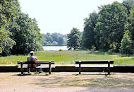 7308 Sitzbank mit Blick Richtung Aussenmühlenteich - Harburger Stadtpark am Eingang von Hamburg Eißendorf.