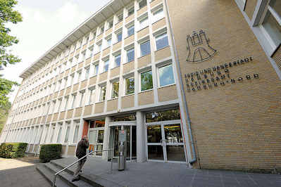1269 Eingang Bezirksamt Hamburg Nord - Verwaltungsgebäude mit gelber Ziegelfassade, steht unter Denkmalschutz.