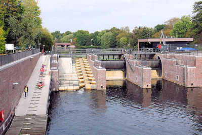 2425 Neugebaute  Wehranlage "Fuhlsbütteler Schleuse"; Sperrwerk der Alster - Fischtreppe und lks. die  Bootstreppe, auch Portage, Rollenbahn oder Bootsschleppe genannt, die zur Überwindung der Schleuse für Kanuns etc. dient