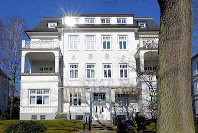5233 Mehrstöckige Wohnhaus mit weisser Fassade - Architektur des Historismus in der Beselerstrasse im Hamburger Stadtteil Gross Flottbek.