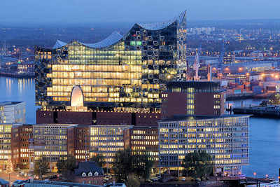 5789 Blaue Stunde in Hamburg - Blick zur beleuchteten Elbphilharmonie; im Vordergrund Bürohäuser am Kehrwieder.