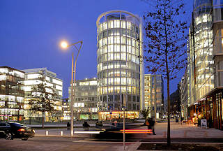 Die Hansestadt Hamburg ist in sieben Bezirke unterteilt,  die in 104 Stadtteile untergliedert sind. 0091 Sandtorpark in der Hamburger Hafencity / blaue Stunde - beleuchtete Fenster im Coffee Plaza - Architekt Richard Meier. 