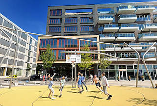 3356 Basketballspiel auf dem Vasco-da-Gama-Platz in der Hamburger Hafencity - Architekturbilder aus Hamburg.