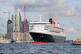 8550 Die Queen Mary verlässt den Hamburger Hafen - das Kreuzfahrtschiff hat vom Kreuzfahrtterminal Hafencity abgelegt und fährt Höhe Elbphilharmonie.