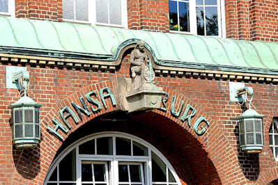 7299 Eingangsportal mit Kupferlampen und Dekorfigur - Hansaburg in Hamburg Hamm - 1915 errichtetes Fabrikgebäude / Papierfabrikation.