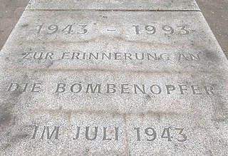 8266 Inschrift an der Promenade des Mittelkanals in Hamburg Hammerbrook: 1943 - 1993 ZUR ERINNERUNG AN DIE BOMBENOPFER IM JULI 1943.