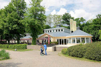 0751 Restaurant Leuchtturm - Fischlokal am Aussenmühlendamm / Außenmühlenteich in Hamburg Harburg.