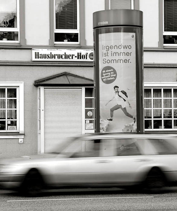 Urkundlich erwähnt wurde HAUSBRUCH erstmals 1553. Durch den Bau der Unterelbebahn 1881 wurde es für die Industrie lukrativ, sich in Hausbruch anzusiedeln. Am 1. November 1896 eröffnete die erste Schule. Am 15. Januar 1899 wurde der Bahnhof Hausbruch an der Niederelbebahn Harburg-Cuxhaven eröffnet. Seit diesem Zeitpunkt war Hausbruch ein Ausflugsort für naturliebende Hamburger. Um 1900 gab es 400 EinwohnerInnen und 2011 hatte der Hamburger Stadtteil im Bezirk Harburg auf 11,2 km² 17 450 EinwohnerInnen.